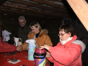 Evi, Gabi und Jrgen beim Glhwein ausschenken